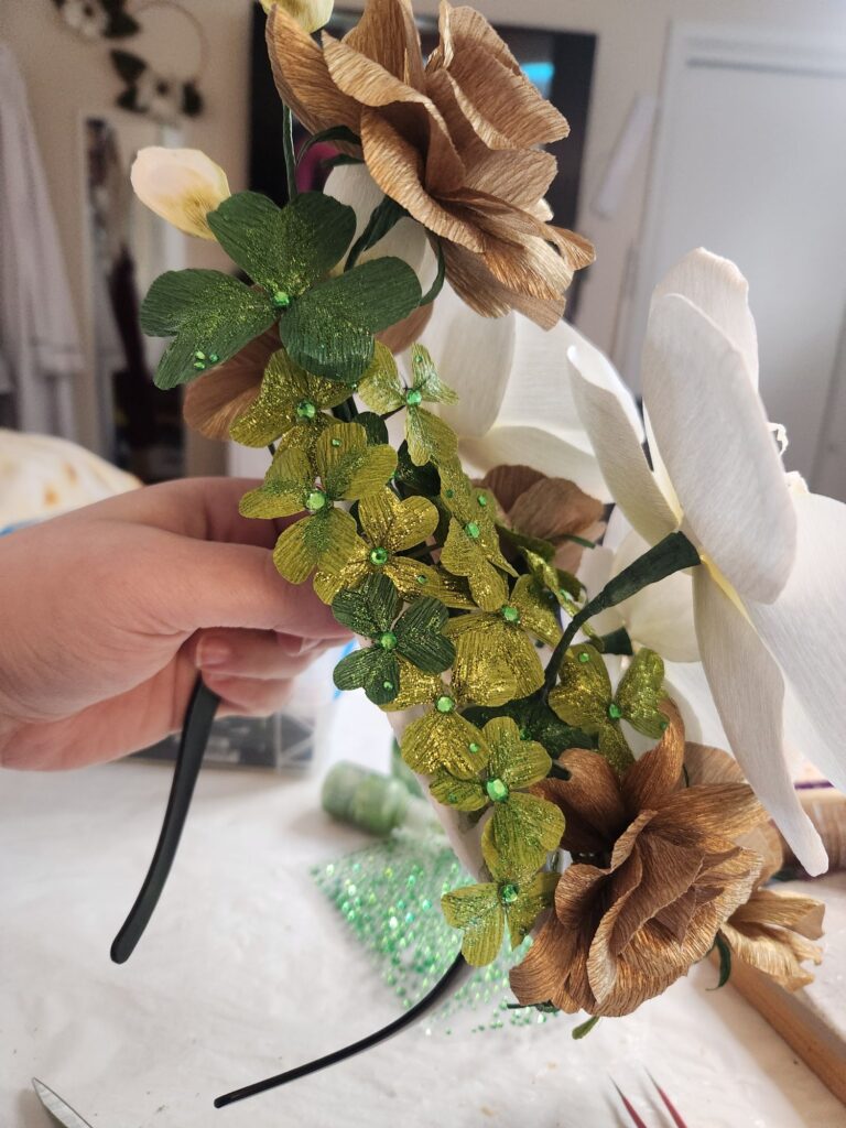 Clovers in the back of the Orchid and Rose Fascinator diy